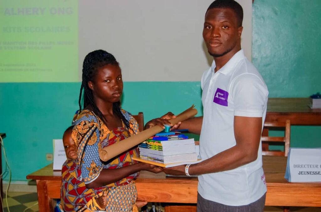 Fille mère recevant un cadeau de la part de l'ONG Cokary Alhery